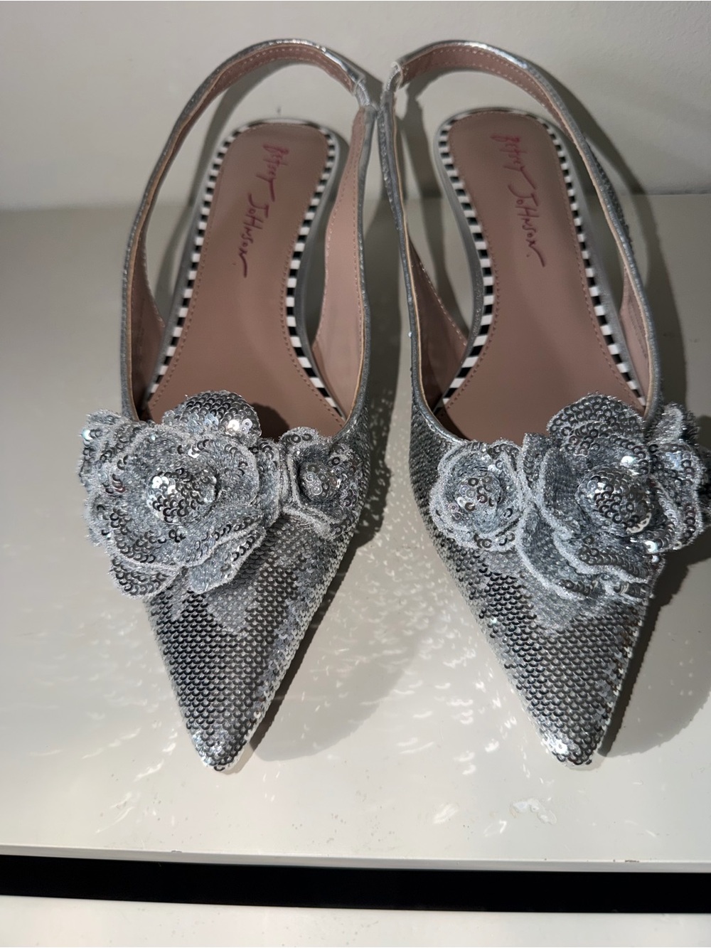 Betsey Johnson Silver Aurorra Sequin Pointed‎ Slingback kitten heels. Sz 7M NWOB